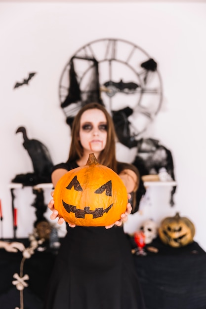 Jeune fille, à, vampire, maquillage, tenue, citrouille, devant