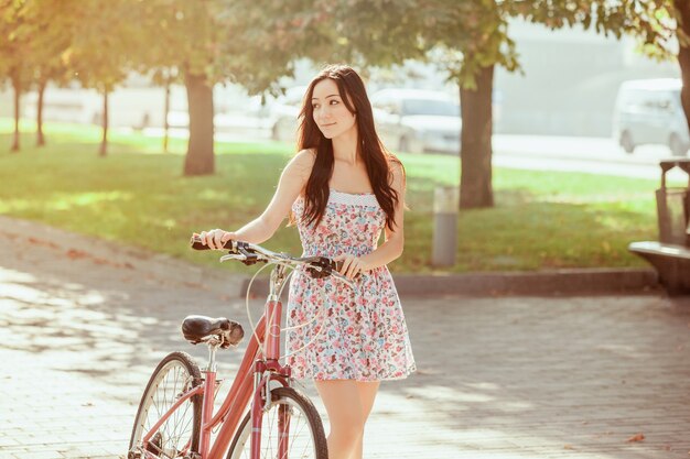 La jeune fille à vélo dans le parc