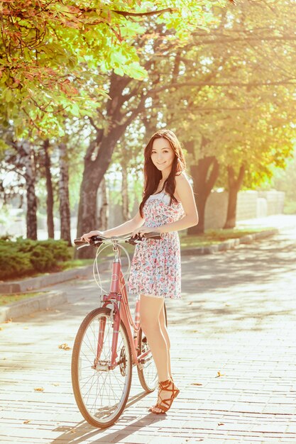 La jeune fille à vélo dans le parc