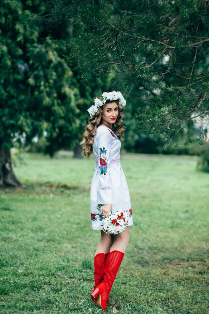 Jeune fille en vêtements traditionnels nationaux