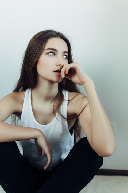 Jeune fille avec le visage pensif