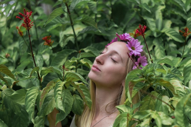 Jeune fille avec les yeux fermés en appréciant l&#39;extérieur