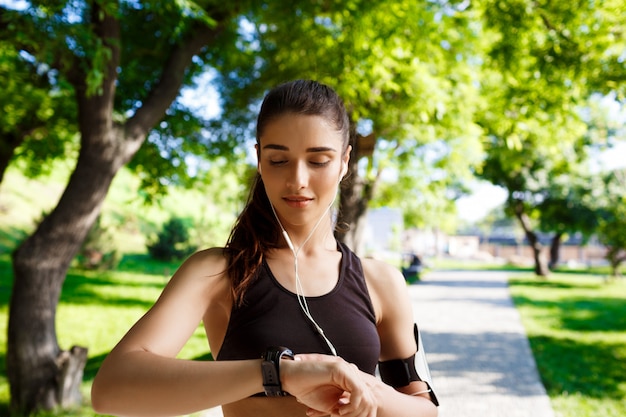 jeune, fitness, girl, regarder montre