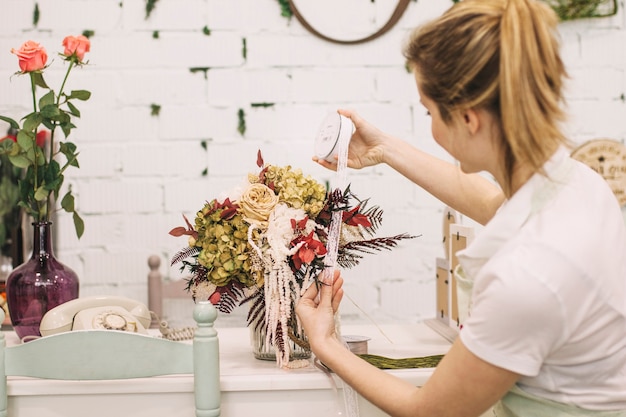 Photo gratuite jeune fleuriste bouquet de décoration