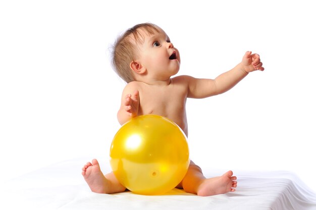Petit Garcon Joue Avec Une Grosse Balle Jouet Photo Premium