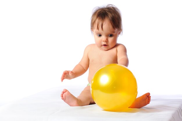 Petit Garcon Joue Avec Une Grosse Balle Jouet Photo Premium Petit Garcon Joue Avec Une Grosse Balle Jouet Photo Premium