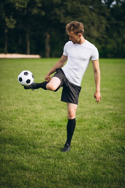 Jeune footballeur sur le terrain de football