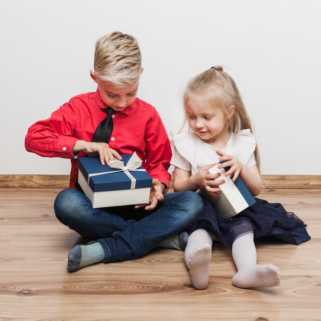 Jeune frère et soeur avec boîte actuelle