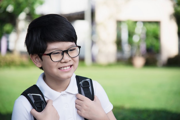 Jeune garçon asiatique de Thaïlande heureux d'aller à l'école