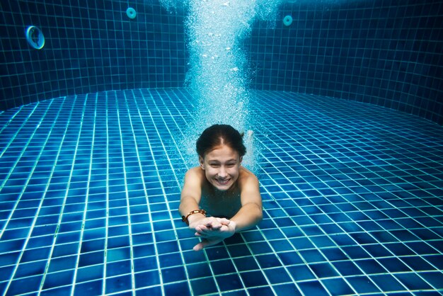 Jeune garçon caucasien, profitant de la piscine sous l&#39;eau