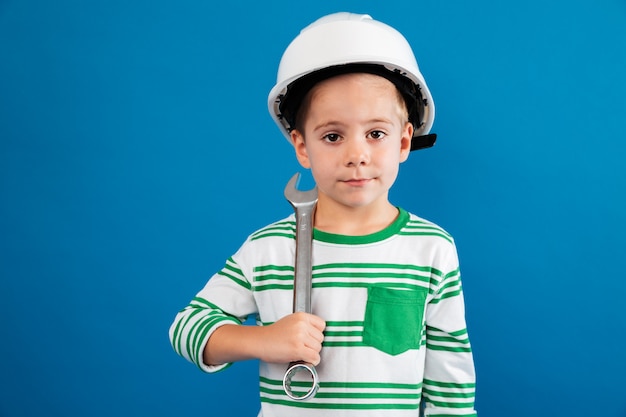 Jeune garçon, dans, casque protecteur, poser, à, clé