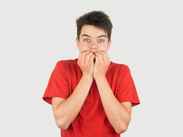 Jeune garçon, dans, t-shirt rouge, avoir peur, coup moyen