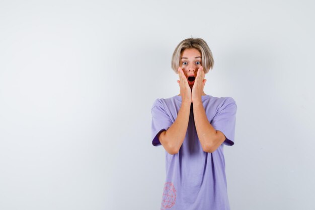 Jeune garçon expressif posant dans le studio