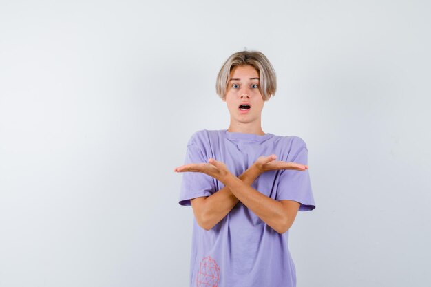 Jeune garçon expressif posant dans le studio