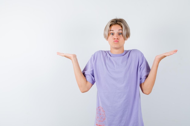 Jeune garçon expressif posant dans le studio