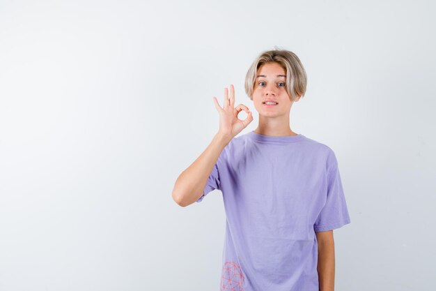 Jeune garçon expressif posant dans le studio