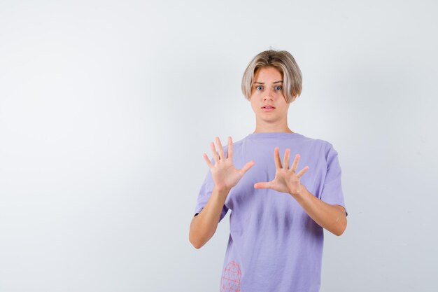 Jeune garçon expressif posant dans le studio