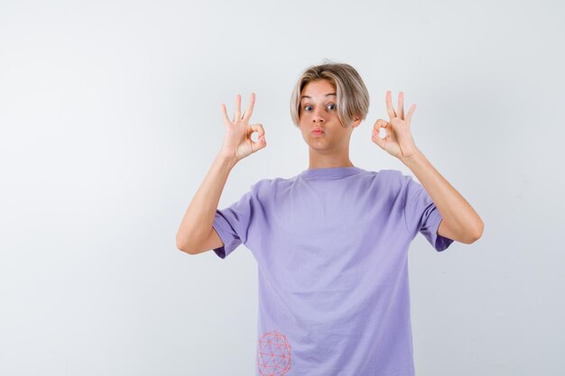 Jeune garçon expressif posant dans le studio