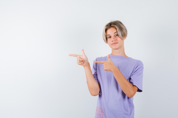 Jeune garçon expressif posant dans le studio