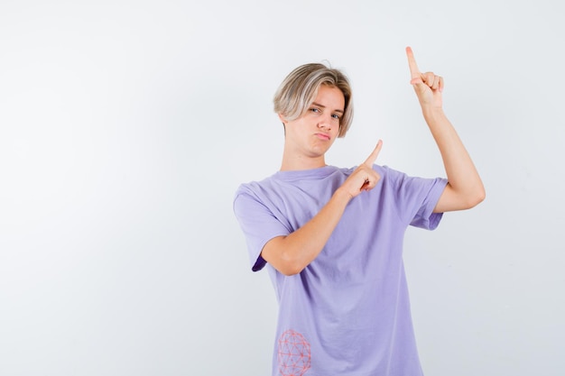 Jeune garçon expressif posant dans le studio