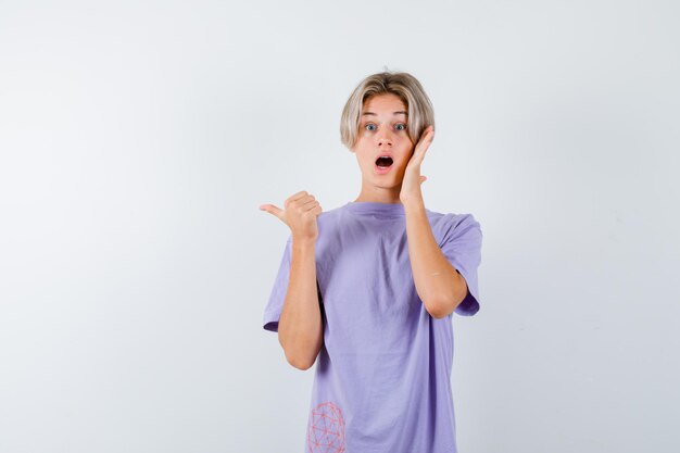 Jeune garçon expressif posant dans le studio