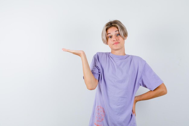 Jeune garçon expressif posant dans le studio