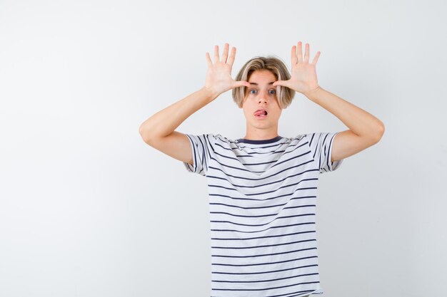 Jeune garçon expressif posant dans le studio