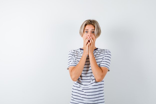 Jeune garçon expressif posant dans le studio