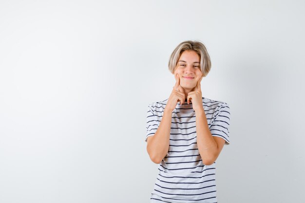 Jeune garçon expressif posant dans le studio