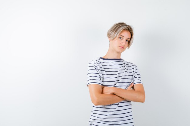 Jeune garçon expressif posant dans le studio