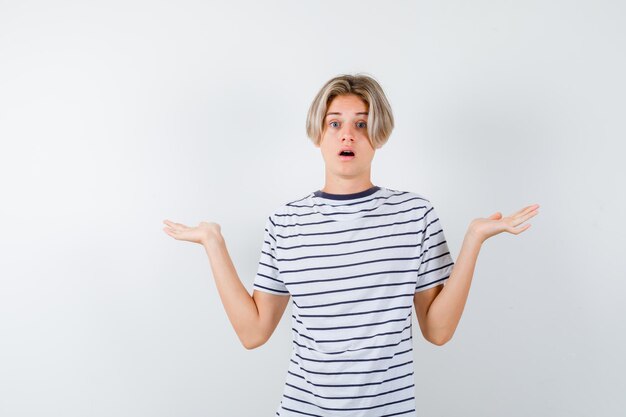 Jeune garçon expressif posant dans le studio