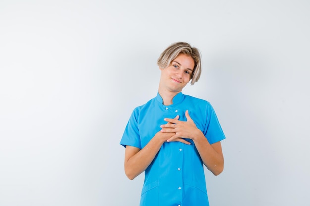 Jeune garçon expressif posant dans le studio