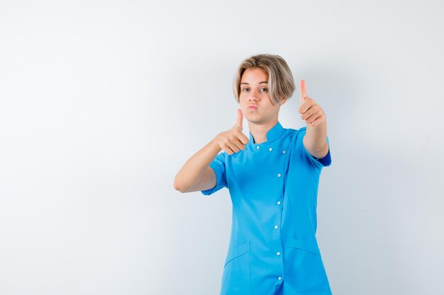 Jeune garçon expressif posant dans le studio