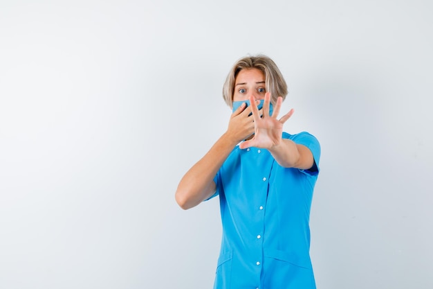 Jeune garçon expressif posant dans le studio