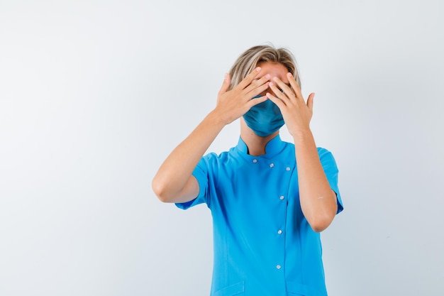 Jeune garçon expressif posant dans le studio