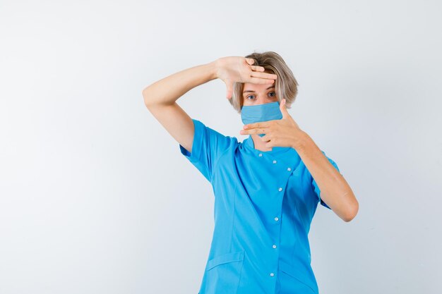 Jeune garçon expressif posant dans le studio