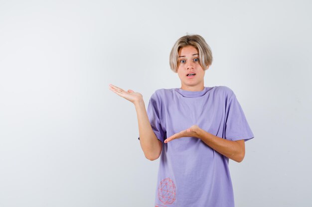 Jeune garçon expressif posant dans le studio