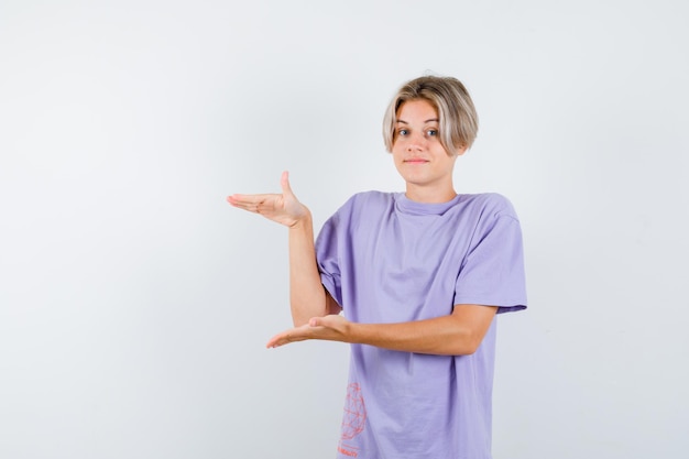 Jeune garçon expressif posant dans le studio