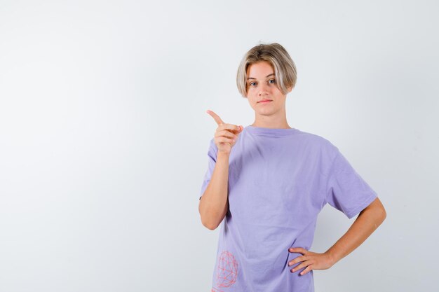 Jeune garçon expressif posant dans le studio