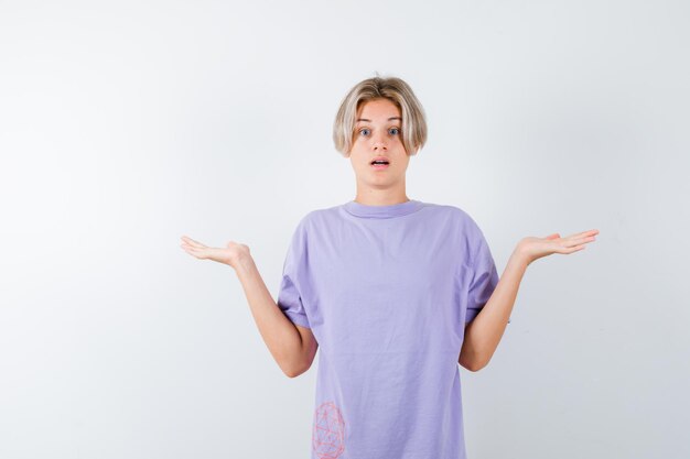 Jeune garçon expressif posant dans le studio