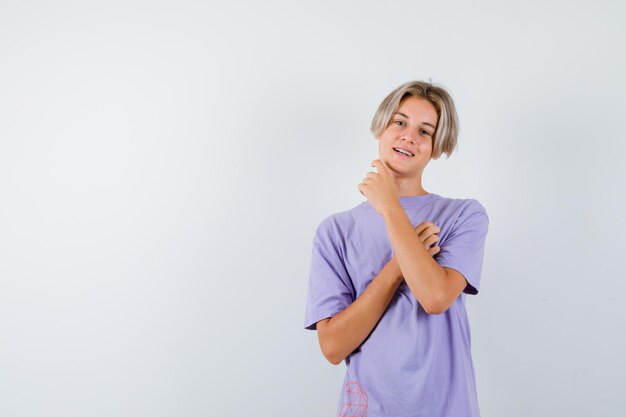 Jeune garçon expressif posant dans le studio