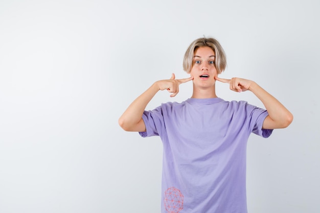 Jeune garçon expressif posant dans le studio