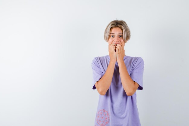 Jeune garçon expressif posant dans le studio