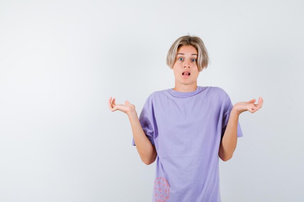 Jeune garçon expressif posant dans le studio