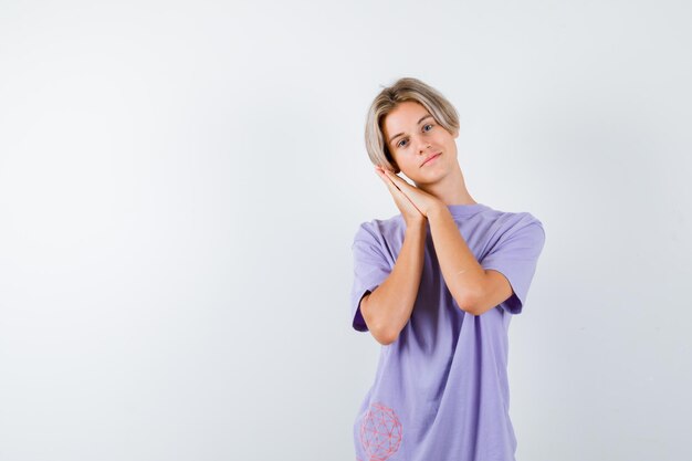 Jeune garçon expressif posant dans le studio