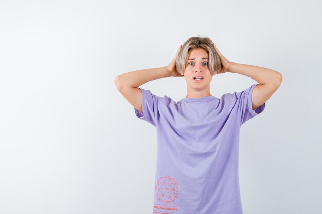 Jeune garçon expressif posant dans le studio