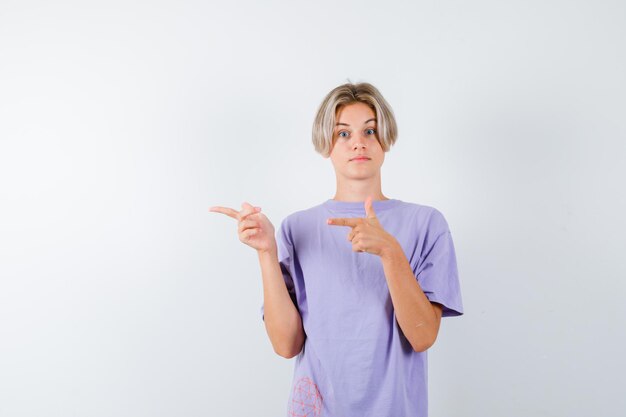 Jeune garçon expressif posant dans le studio