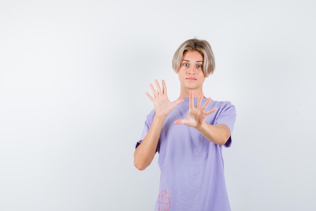 Jeune garçon expressif posant dans le studio