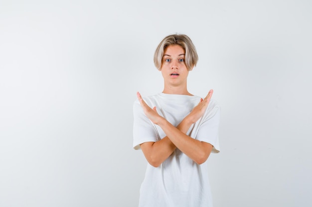 Jeune garçon expressif posant dans le studio