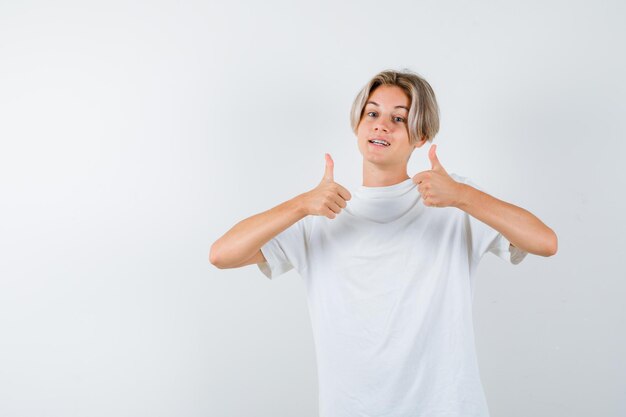 Jeune garçon expressif posant dans le studio